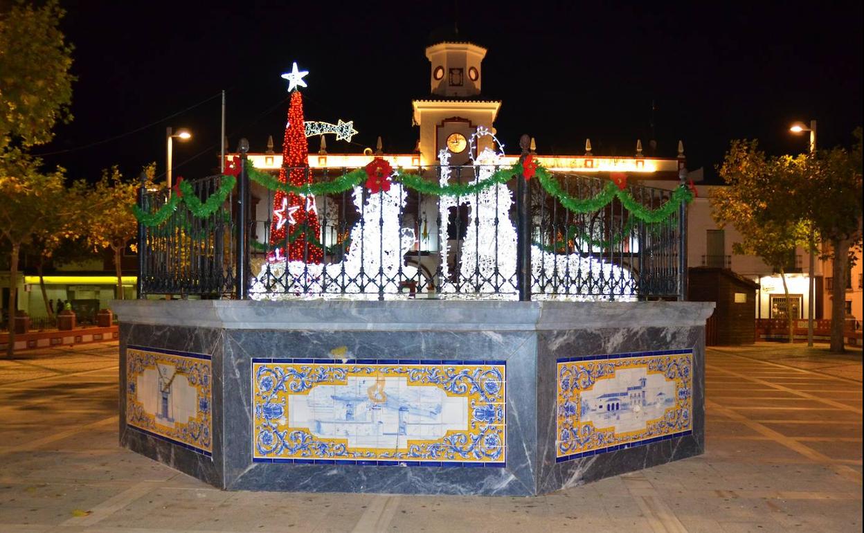 Este año el nacimiento ocupa el quiosco de la plaza destacando junto al árbol de Navidad.