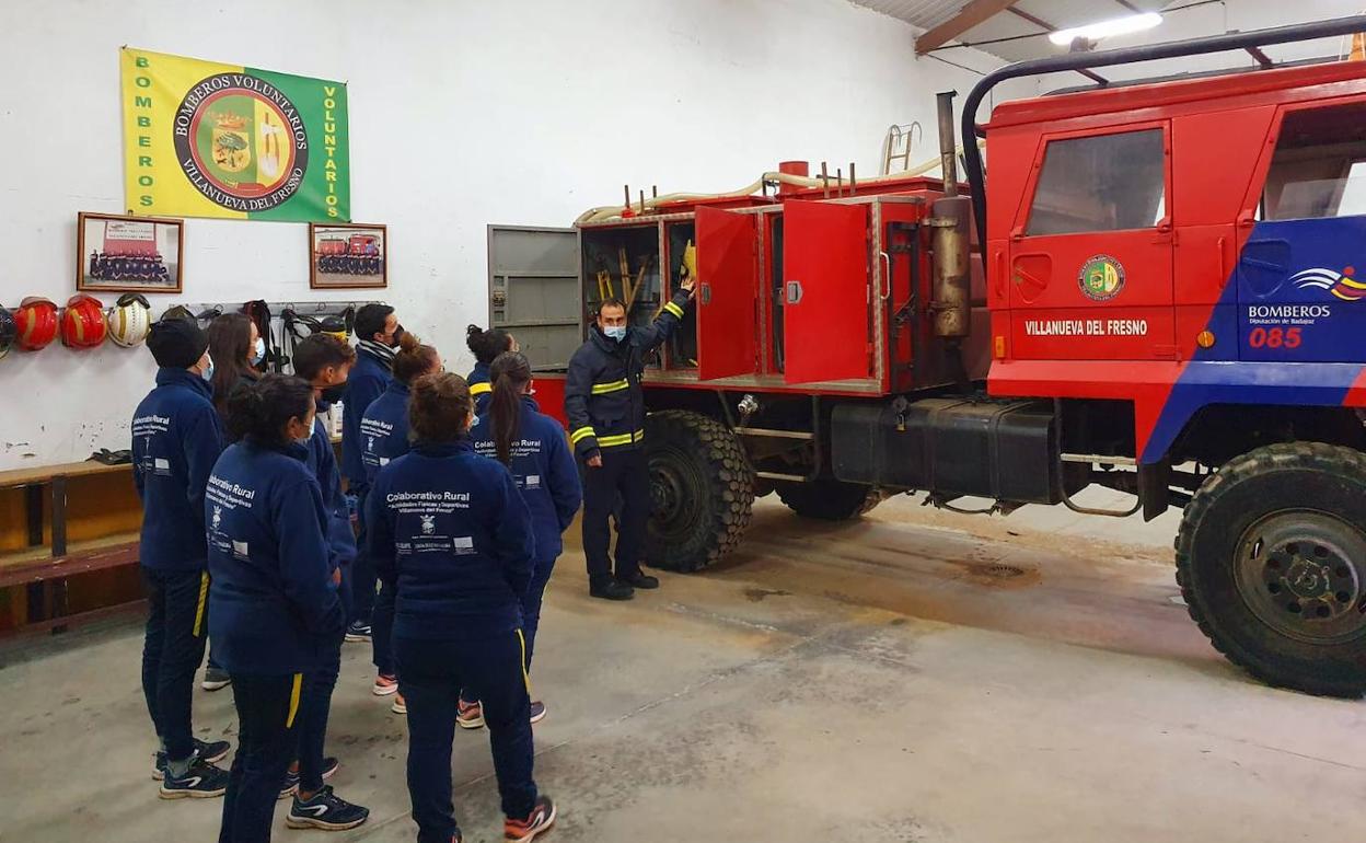 Los alumnos asistieron a la clase impartida en el parque de Bomberos.