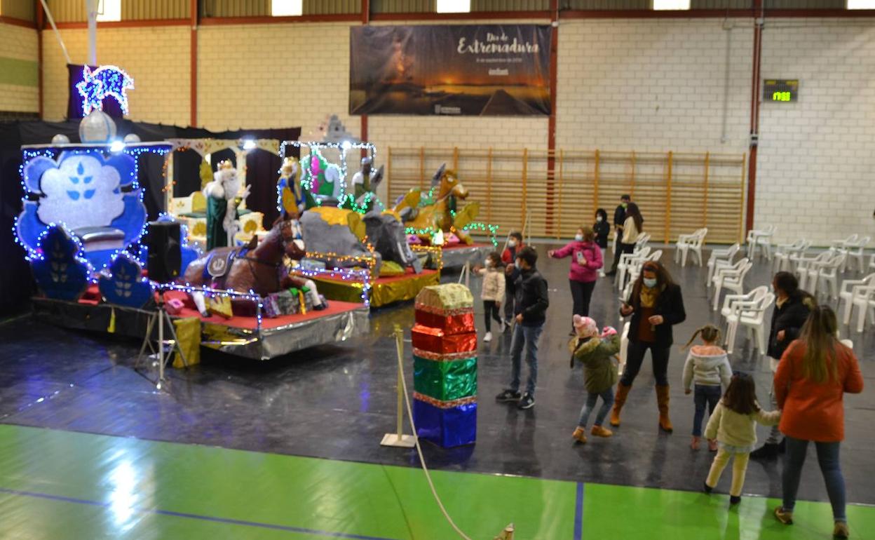 Alguno de los visitantes a Sus Majestades en el Pabellón Municipal.