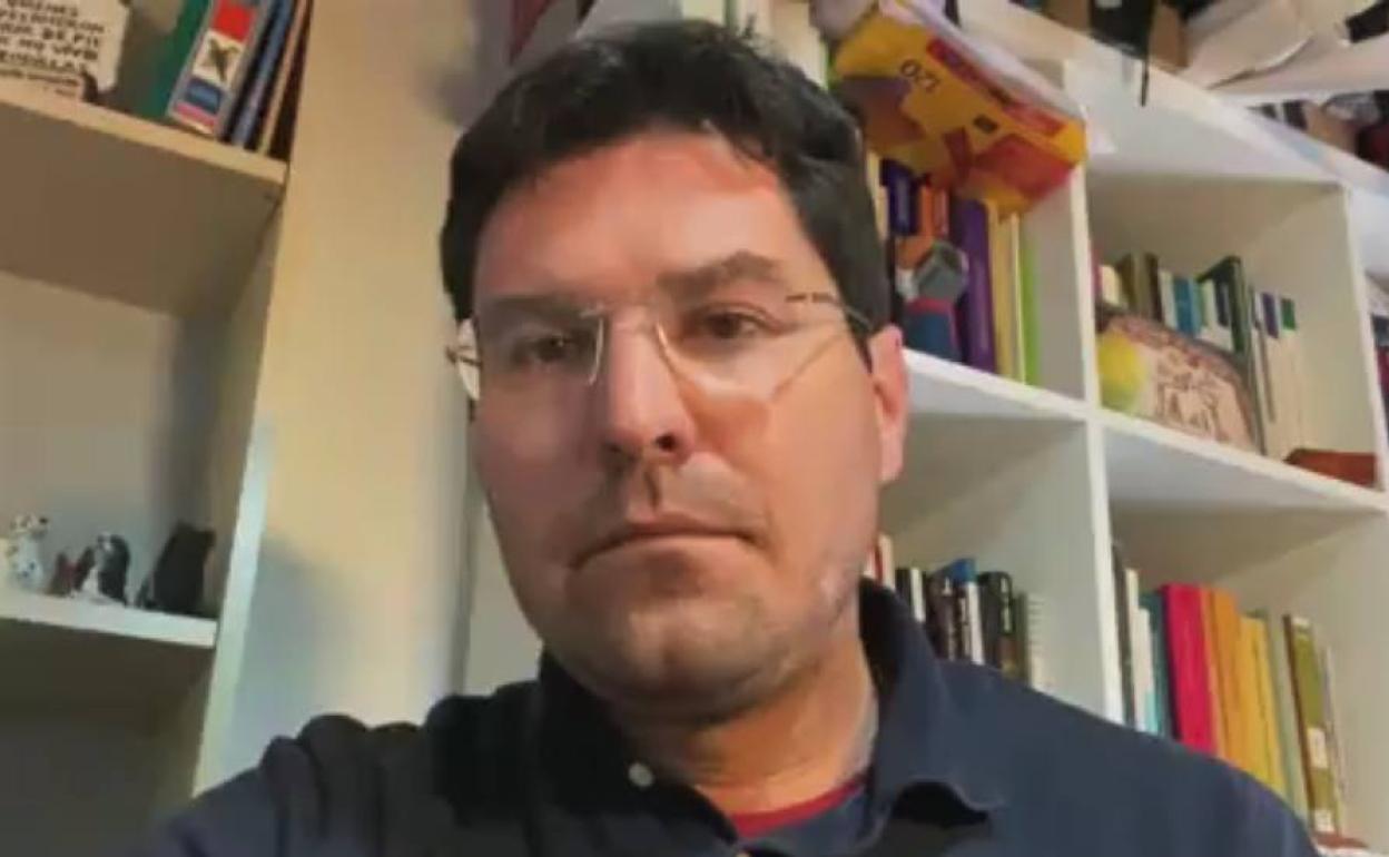 EL regidoren su comparecencia en un vídeo de facebook.CEDIDA