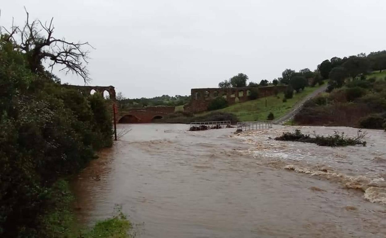 El Friegamuñoz corre con un abundante caudal debido a las últimas lluvias. 