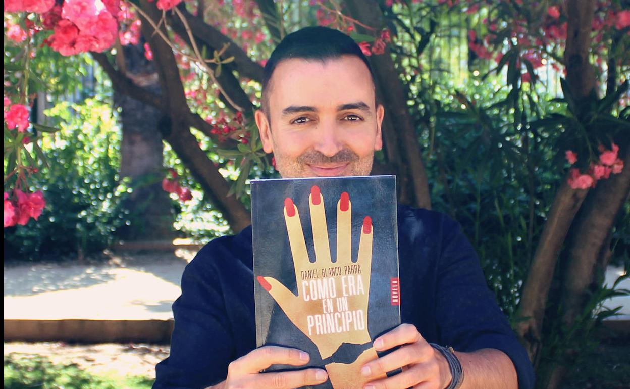 Daniel Blanco en la presentación de su libro en verano de 2020.