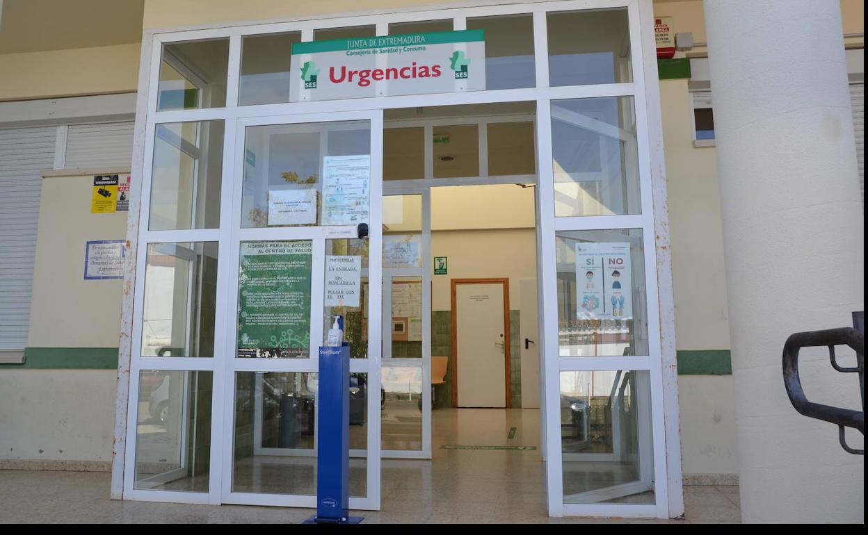 Puerta de acceso al CEntro de Salud de VIllanueva del Fresno.