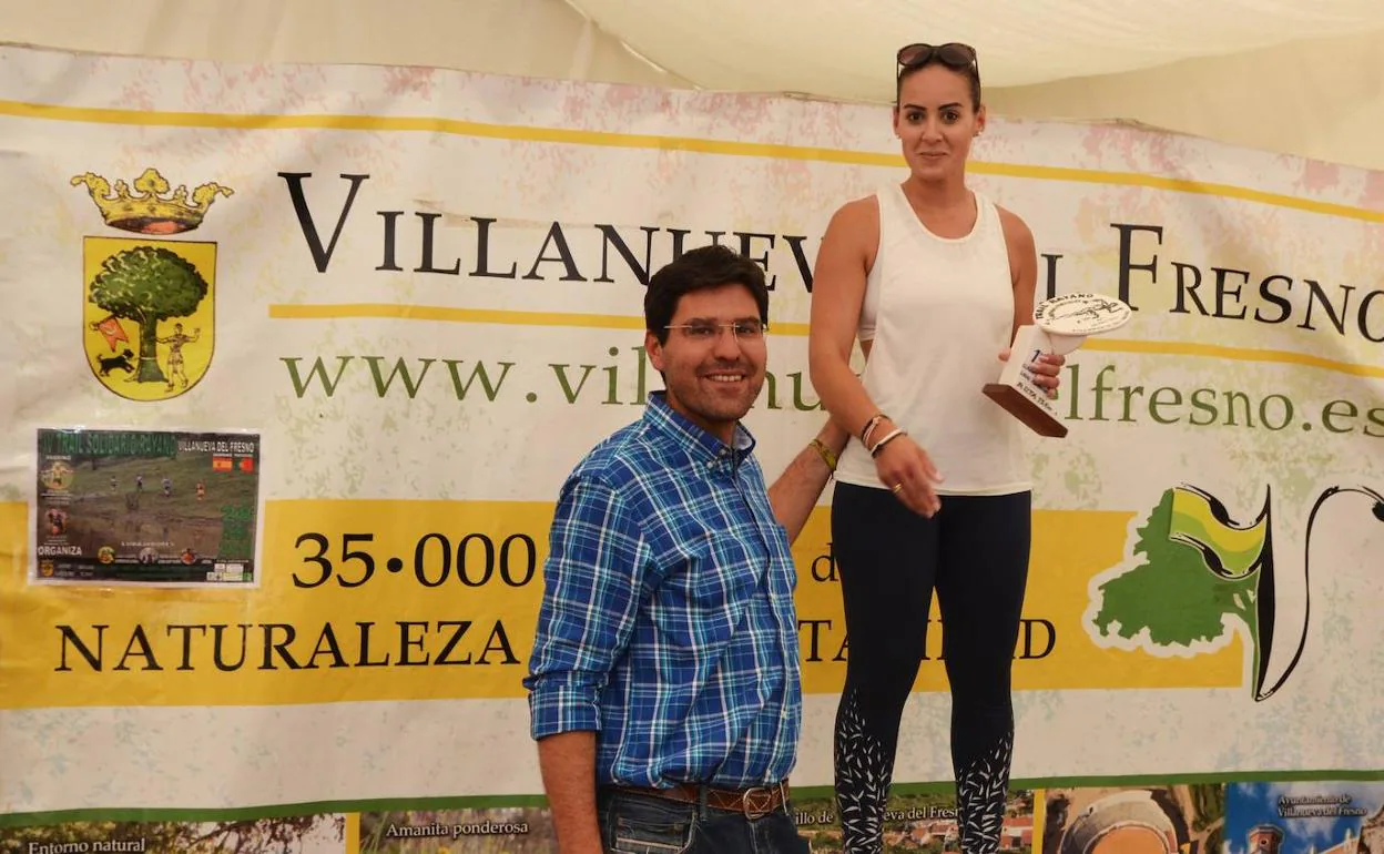 Angelines Verón Rodríguez recibe de manos del alcalde un trofeo como corredora local en el IV Trail. 