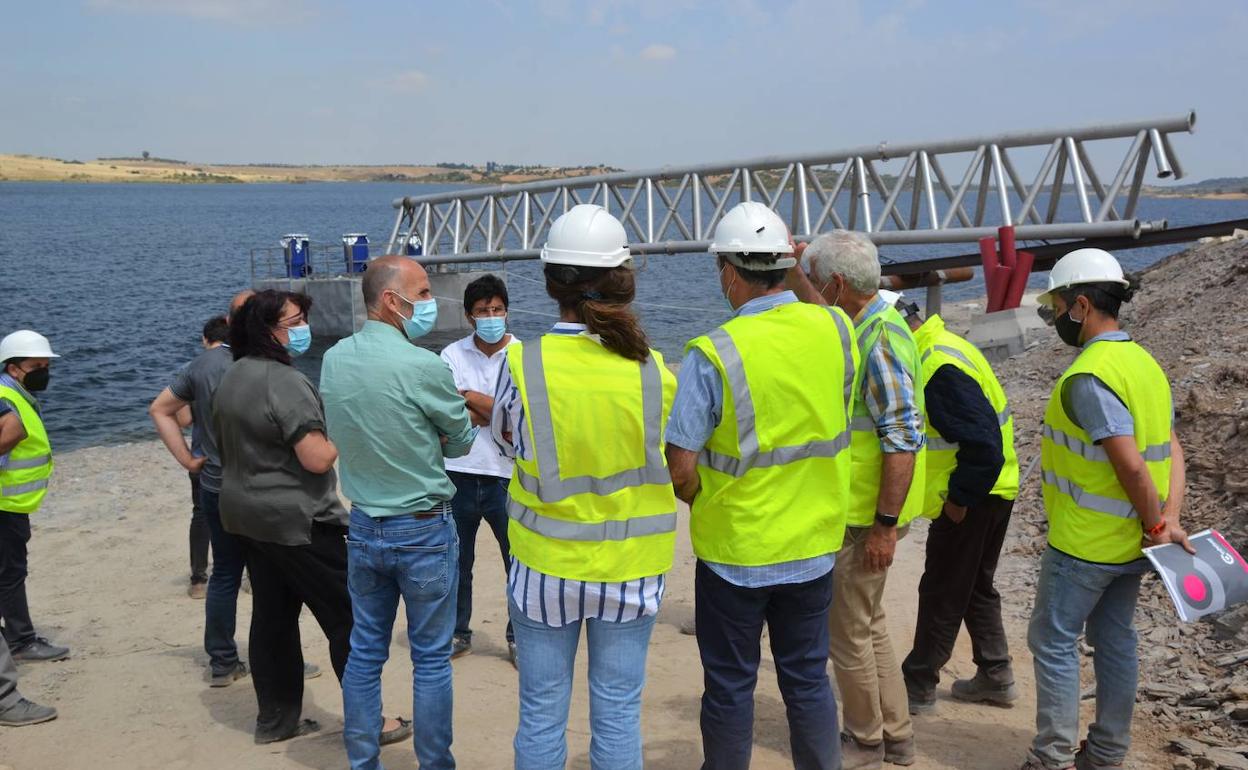 Momento de la visita en la nueva toma de agua en los regadíos. 