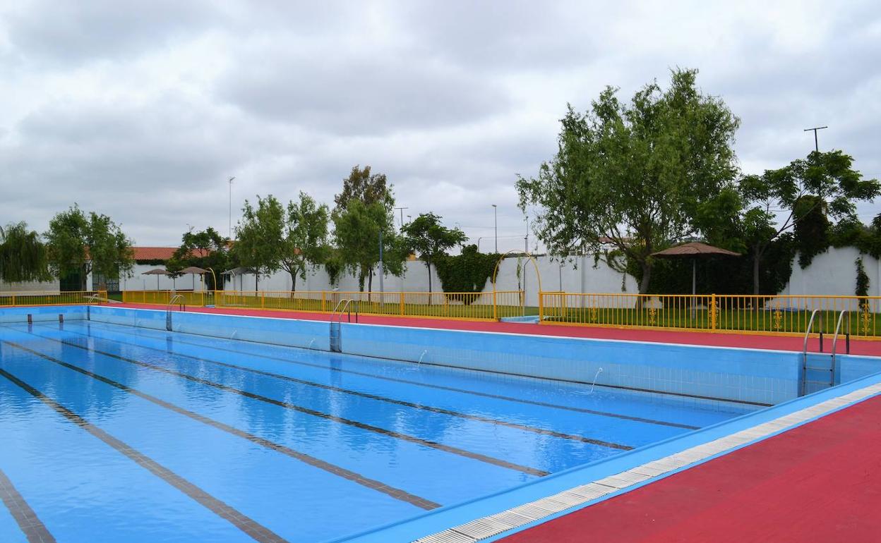 vaso grandede la piscina municipal, imagen de archivo.