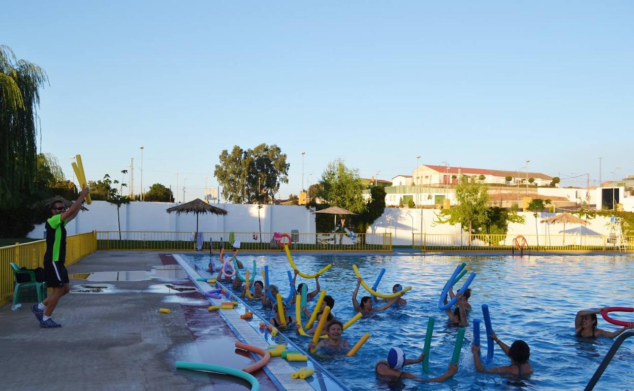 Clase de aquaerobic, imagen de archivo.