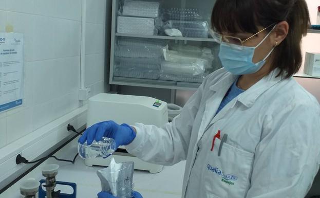 Una especialista analiza el agua en un laboratorio de Aqualia. 