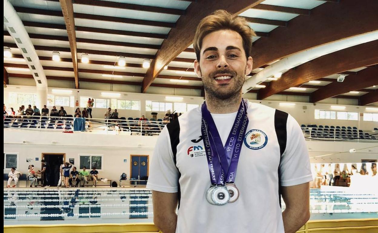José Manuel Otero Montero con algunas de las últimas medallas obtenidas en el Campeonato de Extremadura. CEDIDA