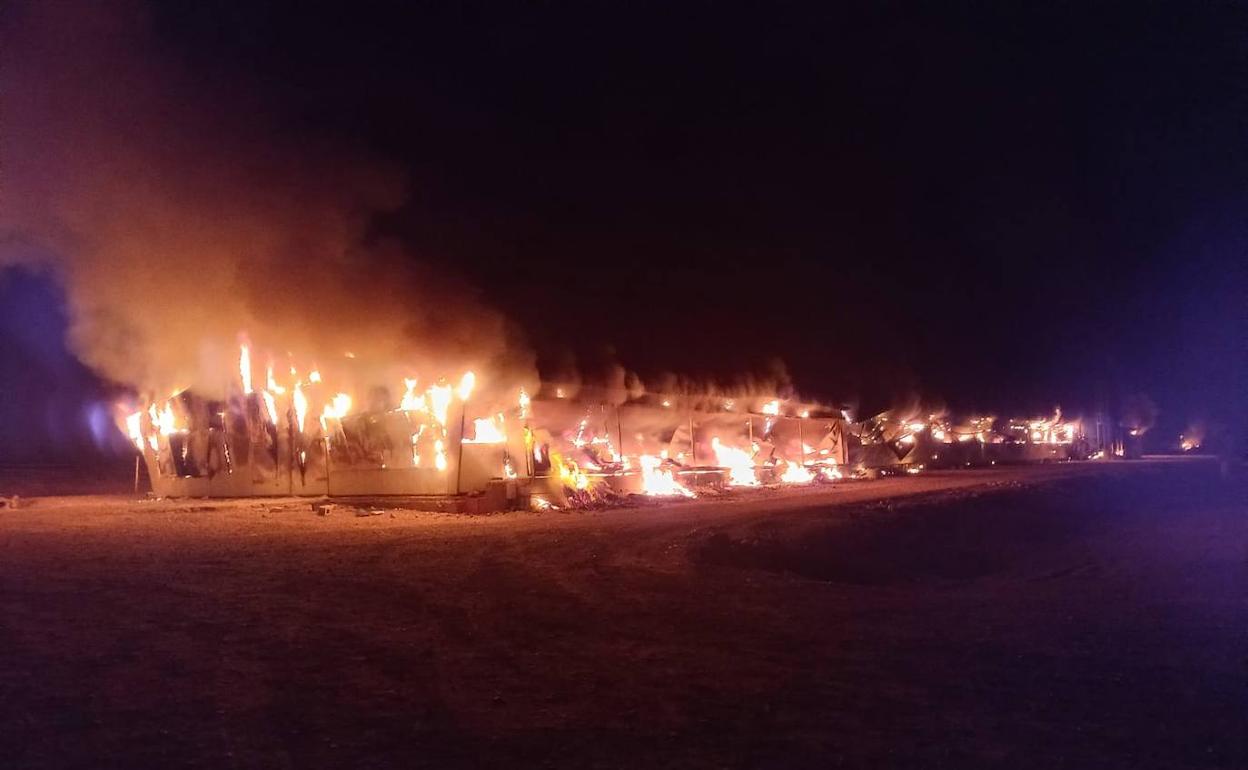 Mueren 30.000 pollos en el incendio de una granja avícola