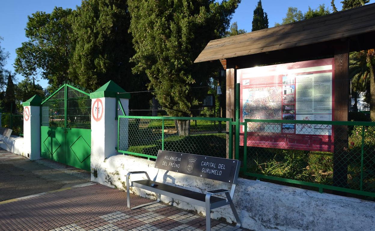 Puerta de acceso al parque del colegio público.