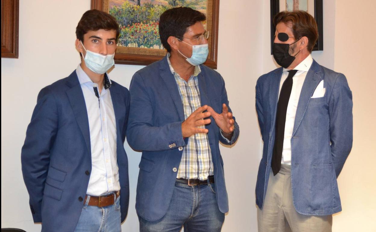 Manuel Perera, Ramón Díaz Farias y Juan José Padilla charlando en la Alcaldía.