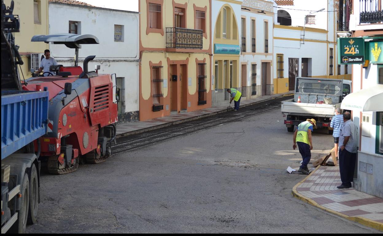 Inicio de las obras de asfaltado en la calle Cándido Fernández.
