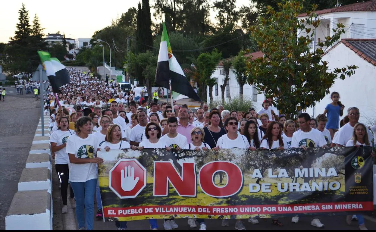 Manifestación celebrada en Villanueva del Fresno en contra de la mina de uranio.