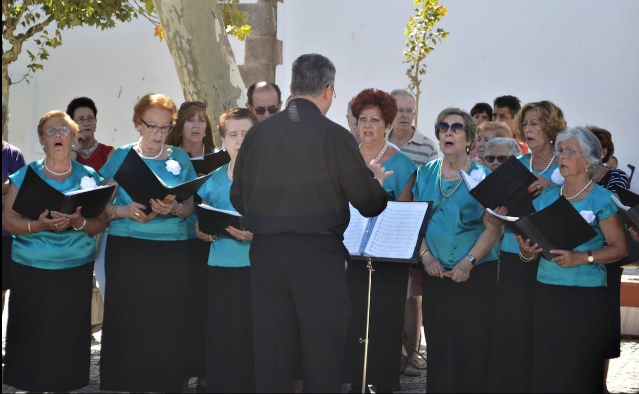 La Coral Ars Vetera actuando en la plaza de España, imagen de archivo.