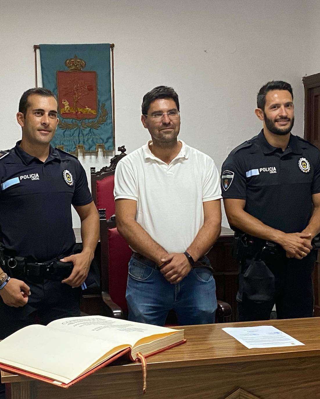 Los njevos agentes junto al primer edil.