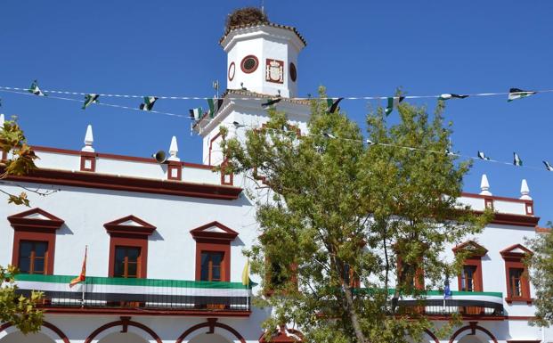 Imagen del Ayuntamiento engalanado para el Día de Extremadura.
