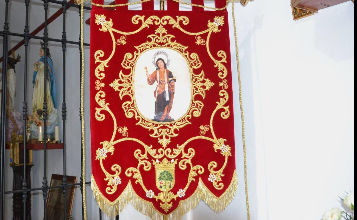 San Ginés cuenta con un nuevo estandarte elaborado en seda y terciopelo