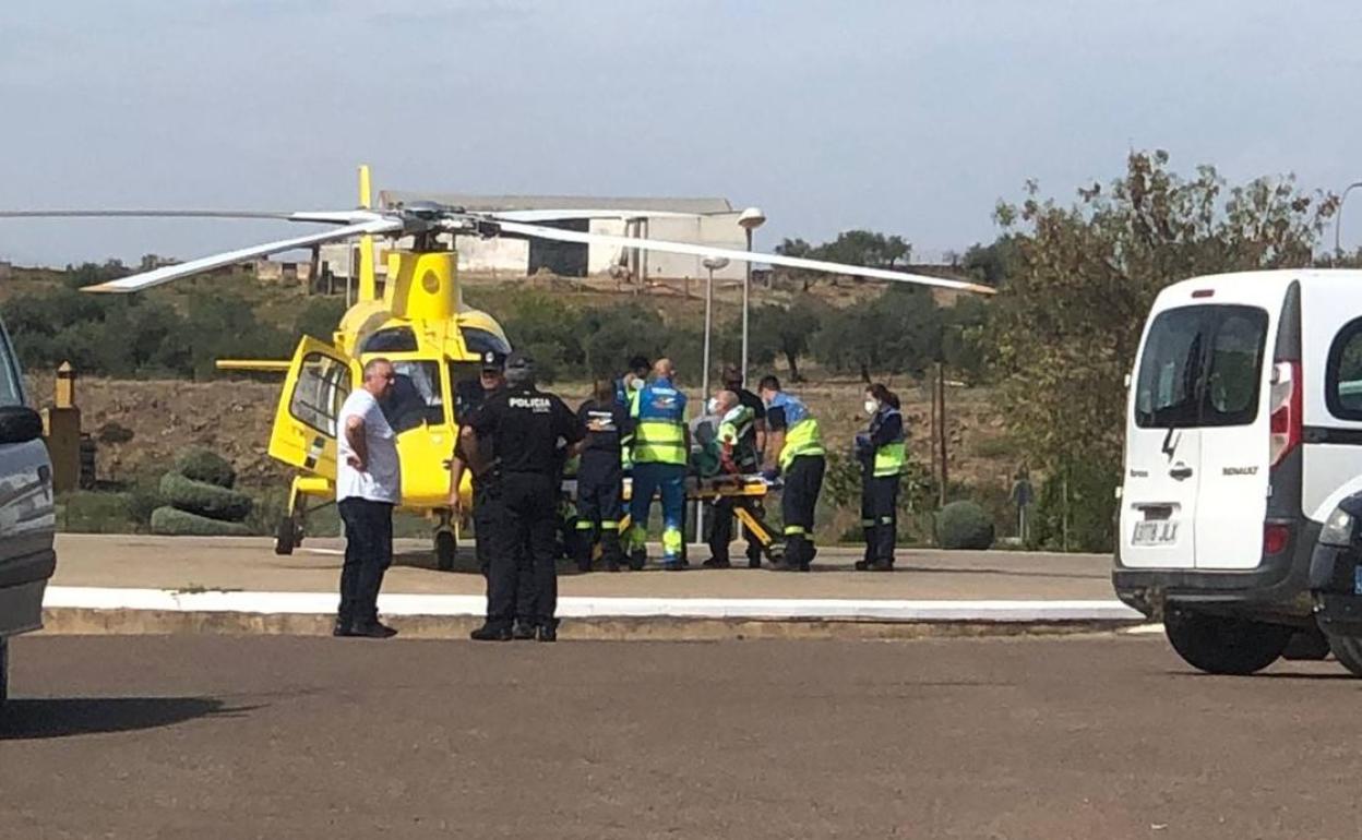 Momento de la evacuación de la persona enferma.