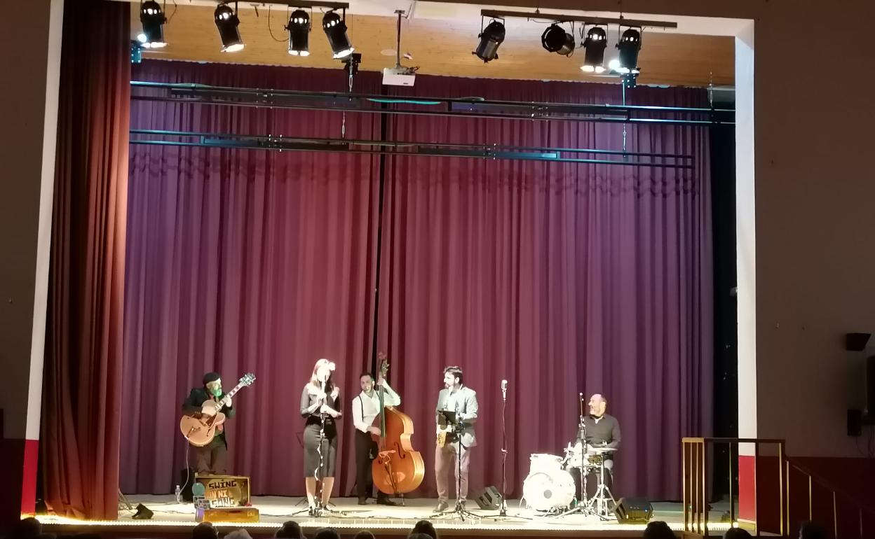 El grupo 'Swing Ton Ni Song' deleitó a los presentes con un impecable concierto estilo años 20