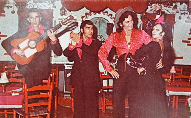 María Sol con su cuadro flamenco en el tablao 'La guitarra' de Benidorm. 