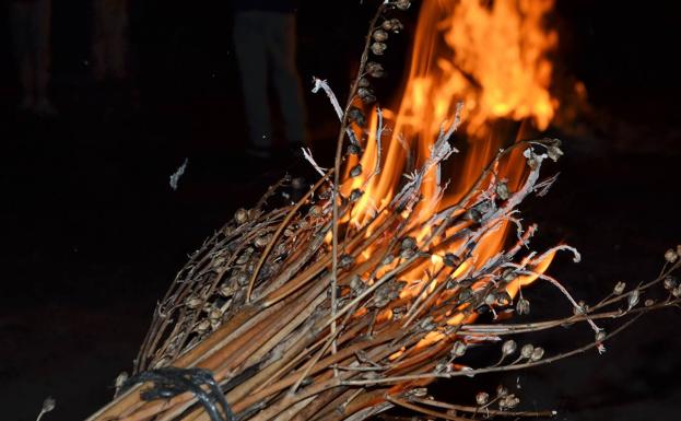 Haz o hacha de gamonas ardiendo.