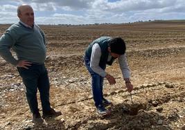 El representante de la empresa 'Figos del Fresno' con el regidor.