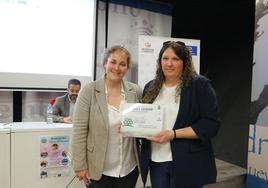 La presidenta de ADERCO Beatriz González entregó a la Teniente de alcalde Laura Carranza el premio.