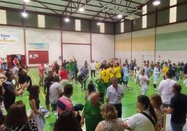 Celebración del ascenso por el equipo.