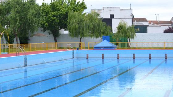 El Ayuntamiento convoca 13 puestos para cubrir el servicio público de la Piscina Municipal
