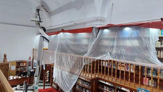 El Ayuntamiento acomete labores de pintura y acondicionamiento de la Biblioteca Pública