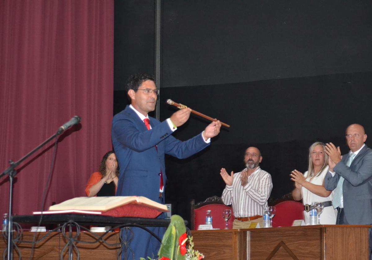 Ramón Díaz Farias con su sexto bastón de mando.