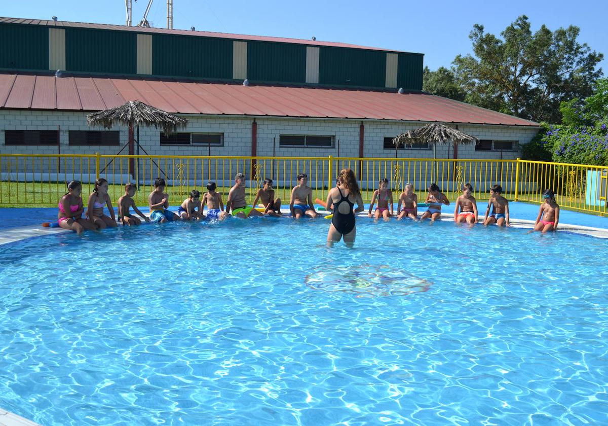 Asistentes a un campamento de verano con acitividades en la piscina, imagen de archivo.