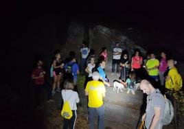 Participantes en una de las rutas nocturnas locales, imagen de archivo.