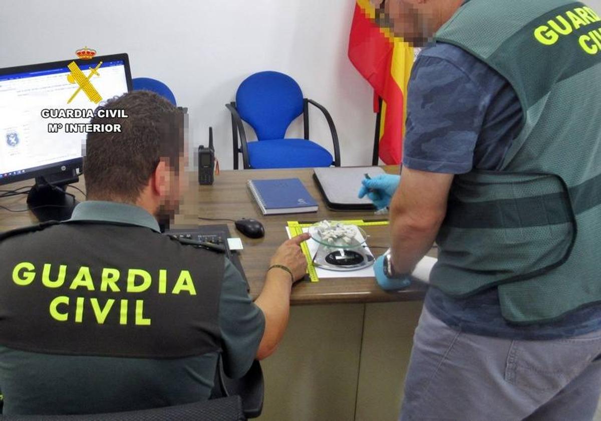 Agentes con la droga intervenida.