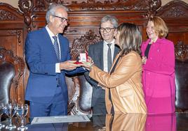 El exrector de la UEx recoge su título en la UNC.