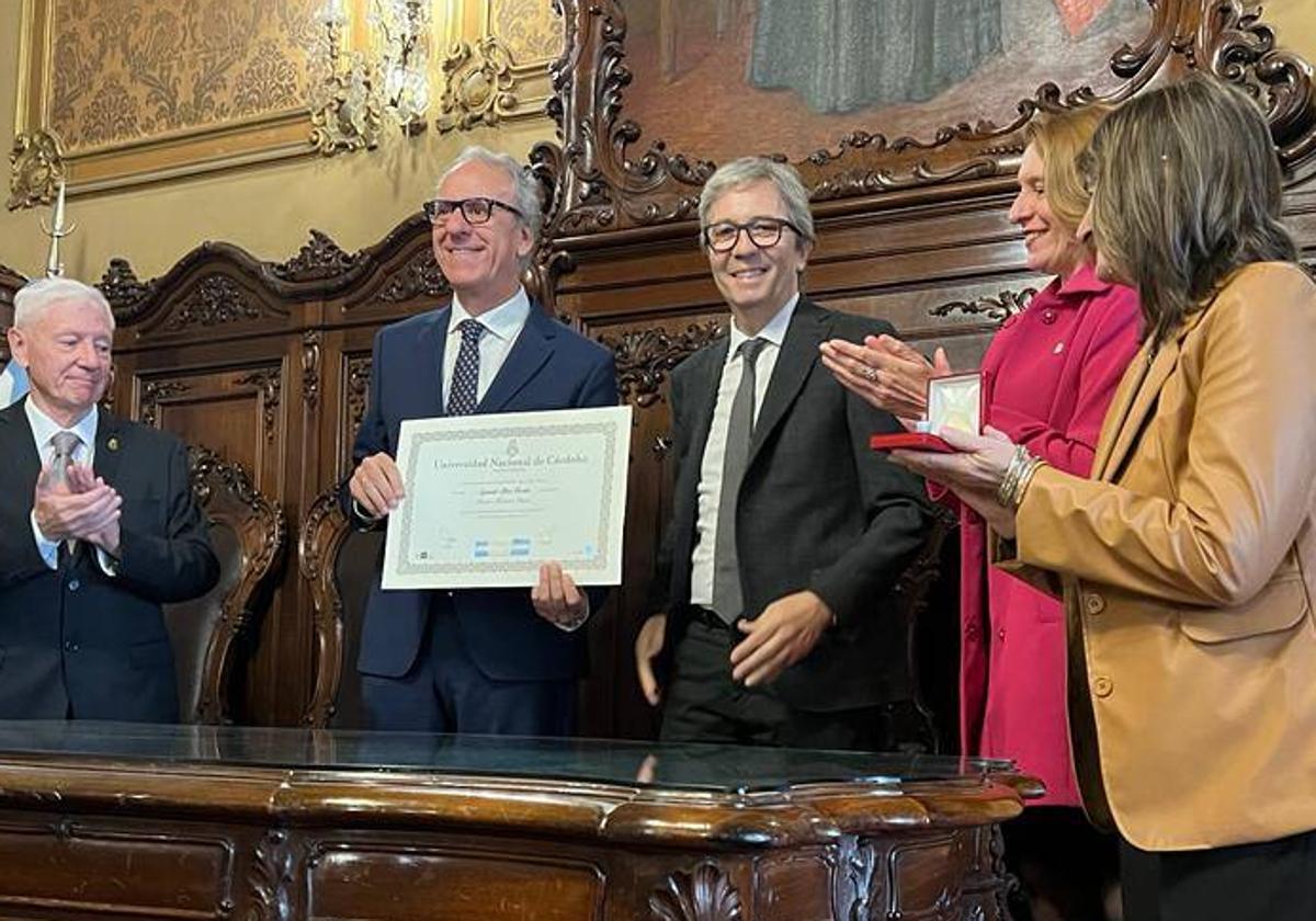 Segundo Píriz investido Doctor Honoris Causa en la universidad de Córdoba, Argentina