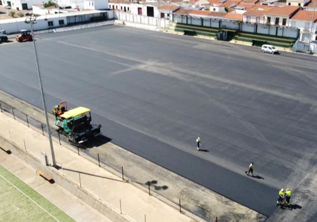 La instalación del nuevo césped artificial en el campo de fútbol se hará en breve