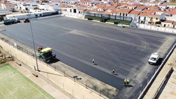 La instalación del nuevo césped artificial en el campo de fútbol se hará en breve