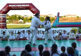 Exhibición de la academia local de judo con Marga Montes.