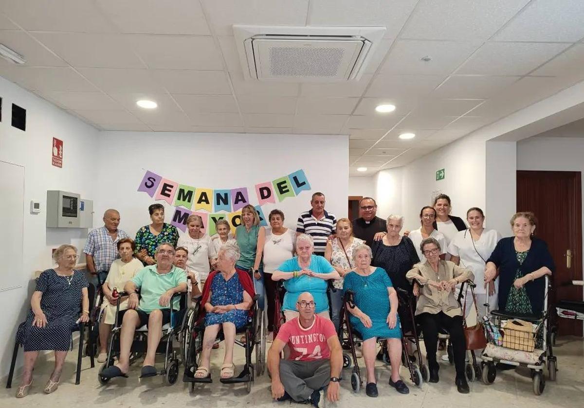 Los usuarios de los Pisos Tutelados celebran la Semana del Mayor con una comida de convivencia