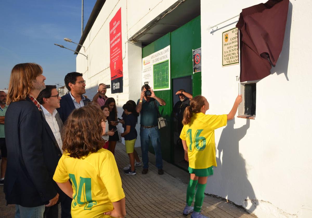 Inaugurado el campo de fútbol de césped artificial tras la retirada del césped natural de 23 años de antigüedad