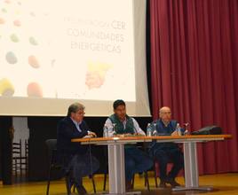 El alcalde y los expertos en la reunión mantenida.