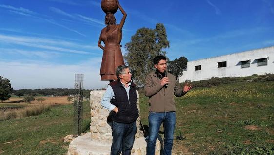 Inaugurada y bendecida 'La Mujer Lavandera' de Antonio Viera