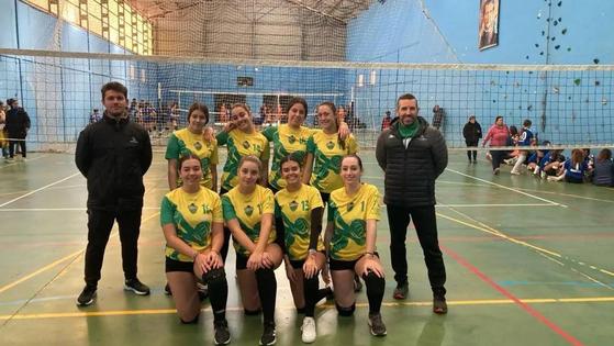 Los equipos de la EMD Villanueva y los de GMD de Olivenza se enfrentan en voleibol