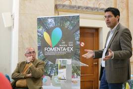 El alcalde de la loclaidad en la charla sobre el gurumelo.