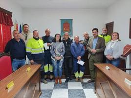 El regidor acompañado de los trabajadores que han tomado posesión de su plaza.