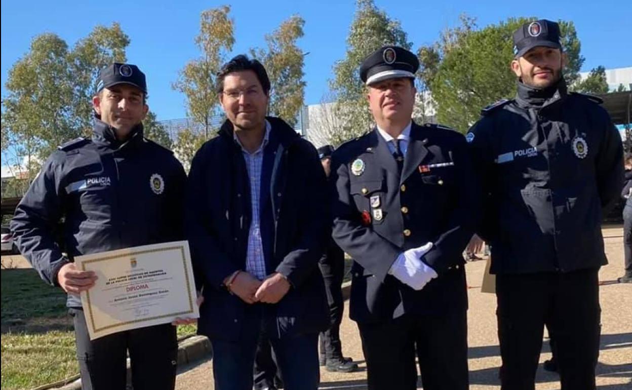 Los dos nuevos agentes de la Policía Local han recibido sus despachos