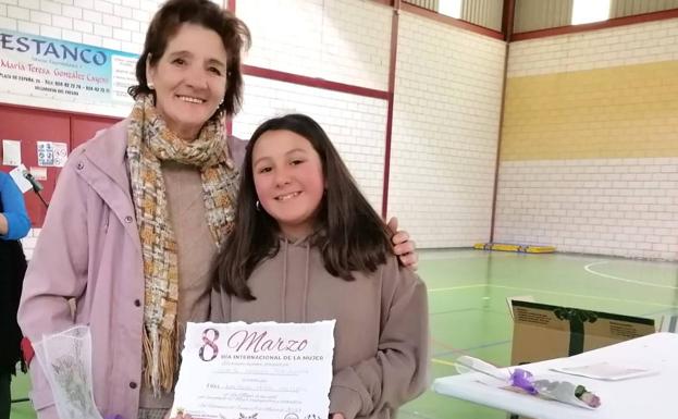 Antonia Vega y su nieta Greta Moruno de 6º de Primaria en el homenaje 'La mujer de mi vida'
