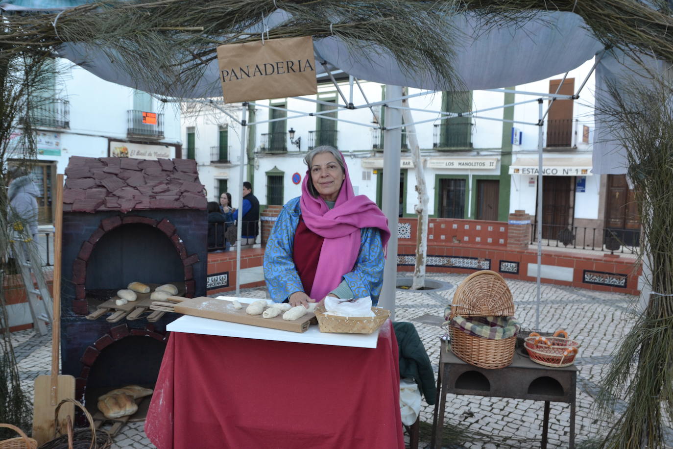 Los Reyes Magos lanzaron una lluvia de balones y pequeños juguetes desde el balcón del Ayuntamiento